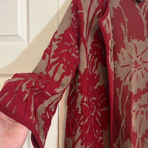 Chico’s Travelers Collection Women’s Sz 0 Cardigan Beige and Red Floral J1 - Picture 2 of 7